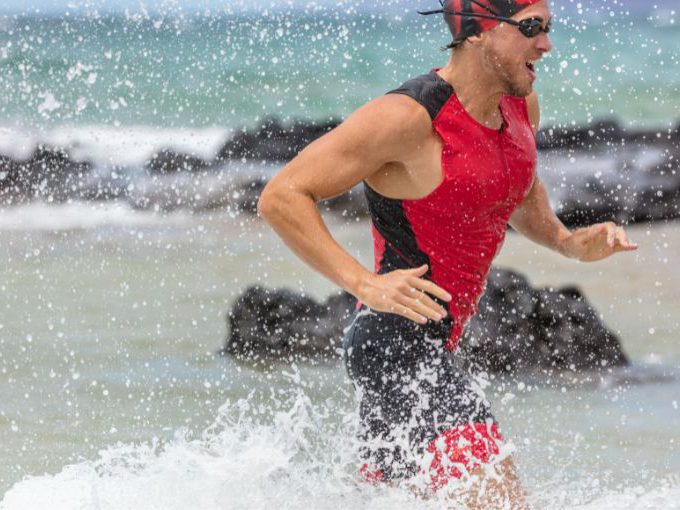 Hombre haciendo triatlón