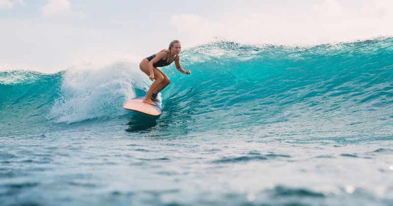 ragazza che fa surf