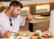 Cliente desayunando en el buffet