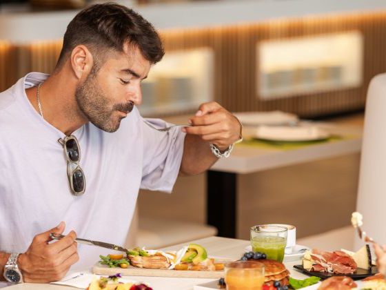 Cliente desayunando en el buffet