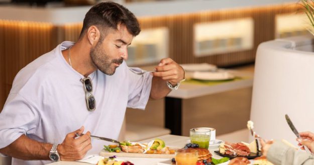 Cliente desayunando en el buffet