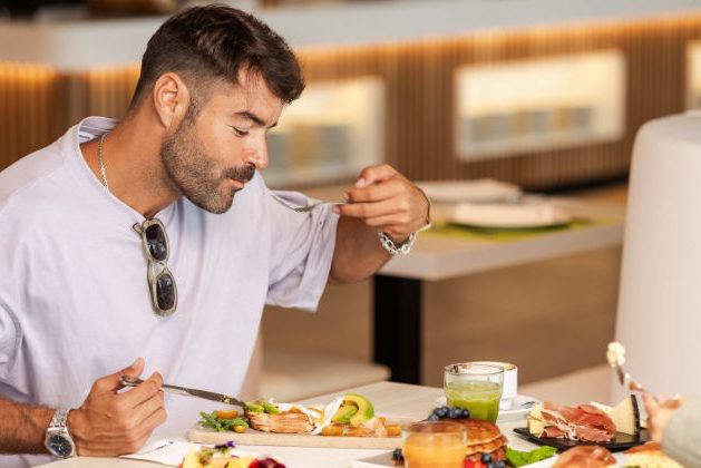 4 Cliente desayunando en el buffet