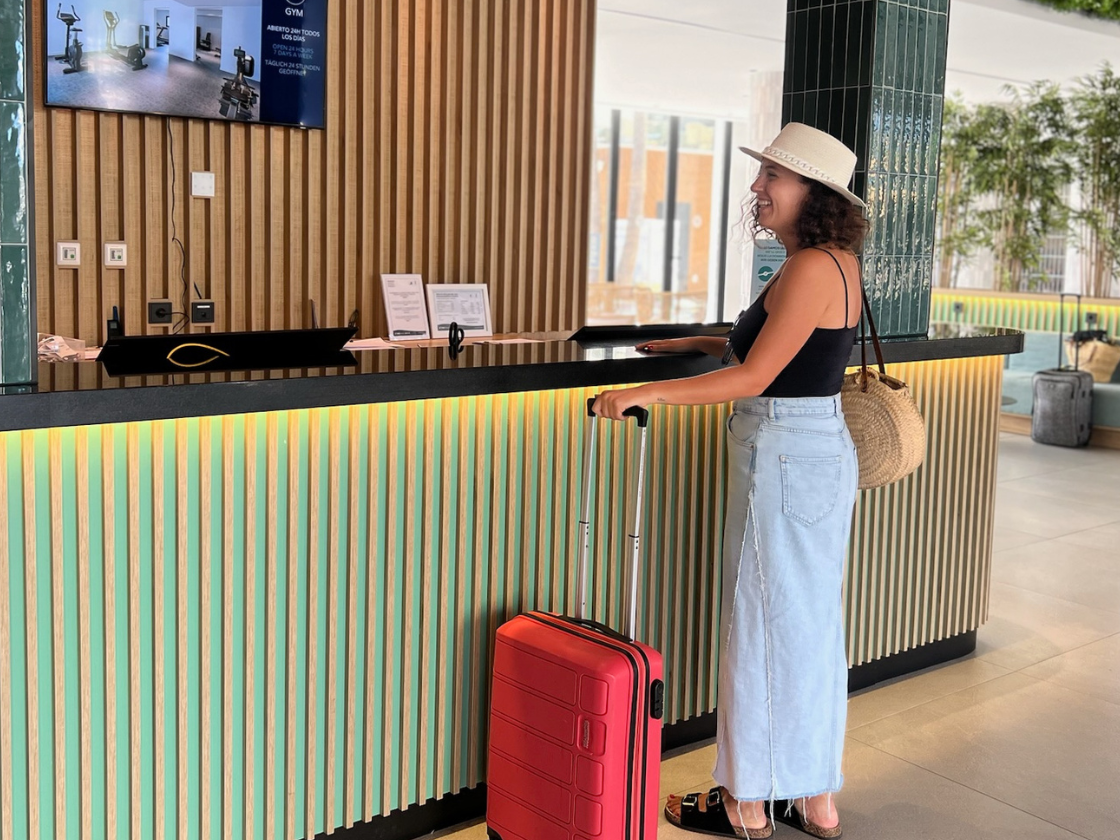 Huésped esperando en recepción