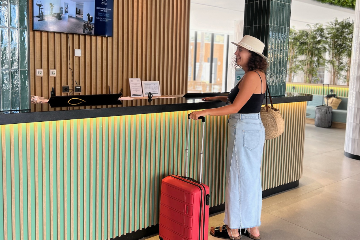 Fotos blog viajar solo 2025 Huésped esperando en recepción