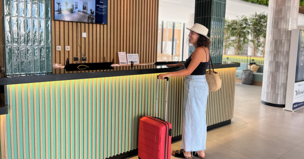 Fotos blog viajar solo 2025 Huésped esperando en recepción